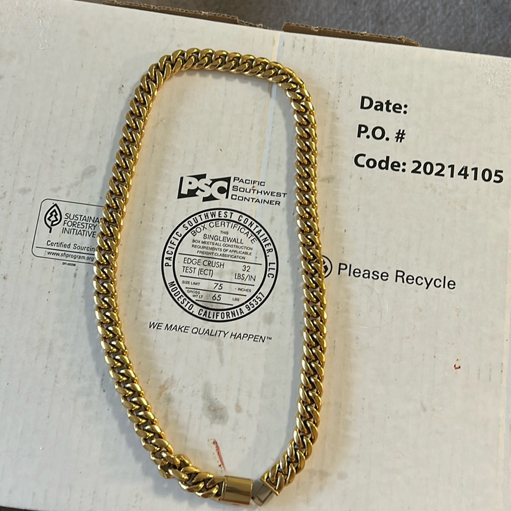 I’m selling a 28”-30” inch Cuban link necklace in beautiful condition
